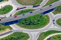 Rotes Auto über Kreisverkehr