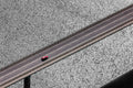 Rotes Auto auf der Brücke
