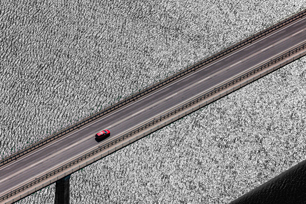 Rotes Auto auf der Brücke