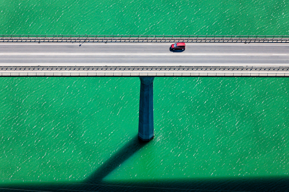 Rotes Auto auf der Lechbrücke