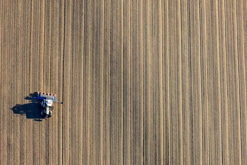 Traktor bei der Aussaat