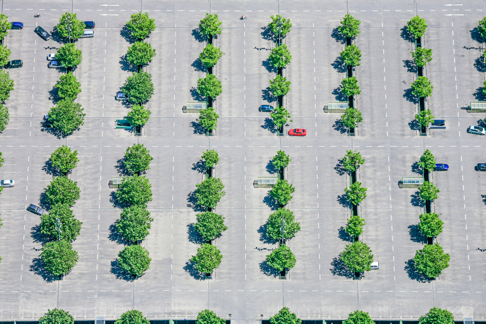 Kundenparkplatz mit rotem Auto