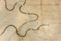 Spuren der Erosion und des Landwirtes in einem Maisfeld