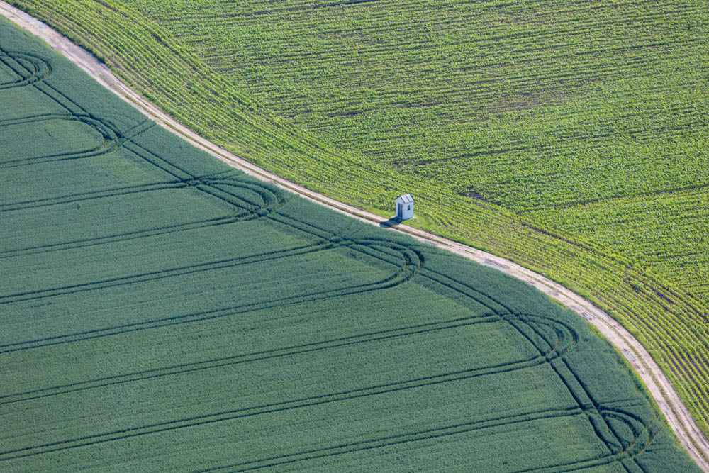 Feldkapelle am Feldweg zwischen Getreide- und Maisfeld