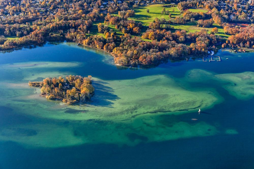 Roseninsel im Starnberger See im Herbst