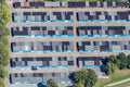 Garagen mit blauen Toren