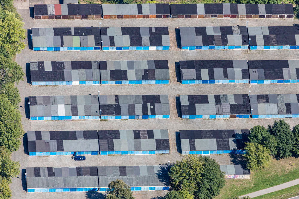 Garagen mit blauen Toren