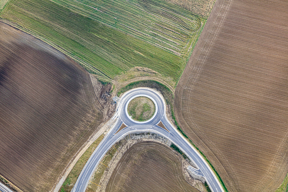 Kreisverkehr im Ackerland