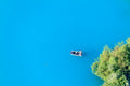 Der Angler steht im Boot