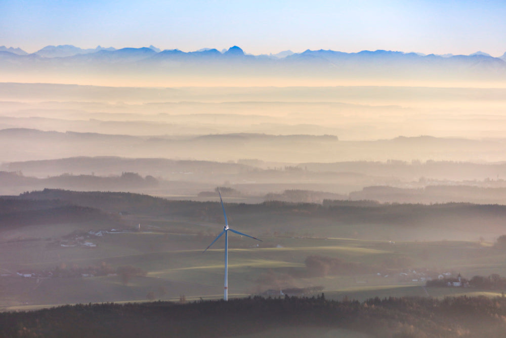 Windkraft vor Alpenpanorama