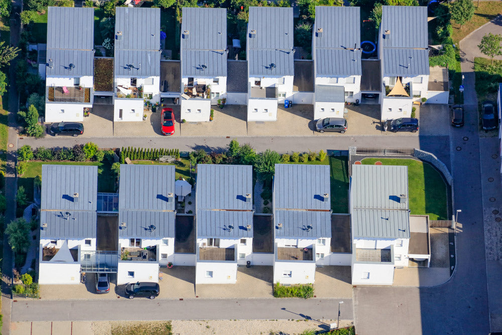 Rotes Auto in Neubausiedlung