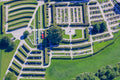 Rotes Auto auf dem Friedhof