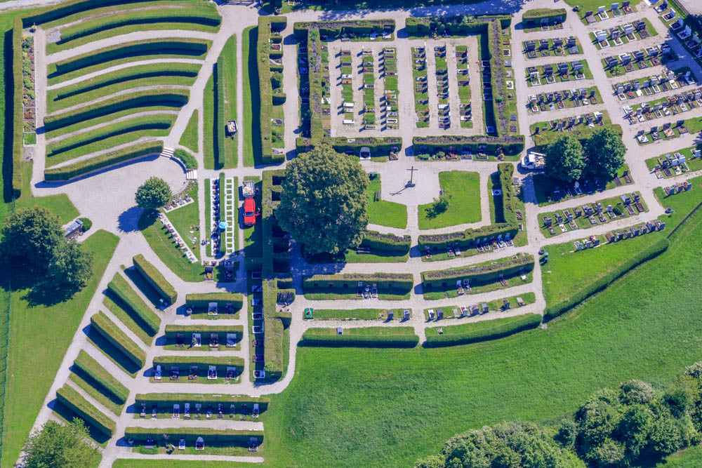Rotes Auto auf dem Friedhof