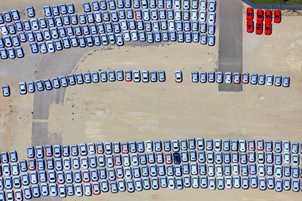 Sieben rote Autos