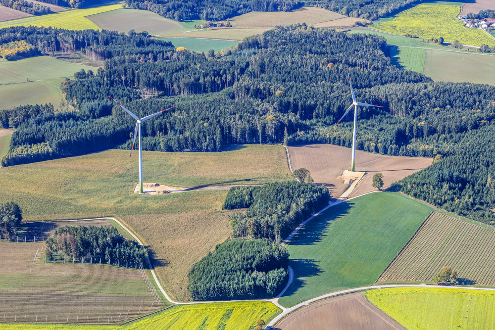 Zwei Windkraftanlagen