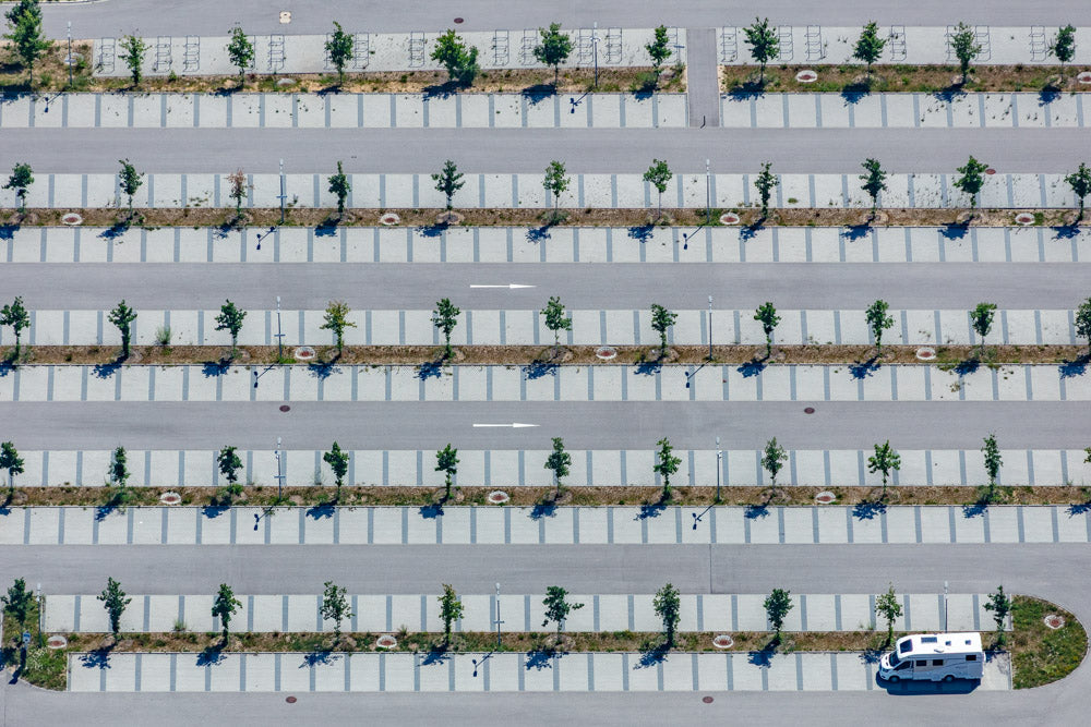 Wohnmobil auf Parkplatz am Fußballstadion