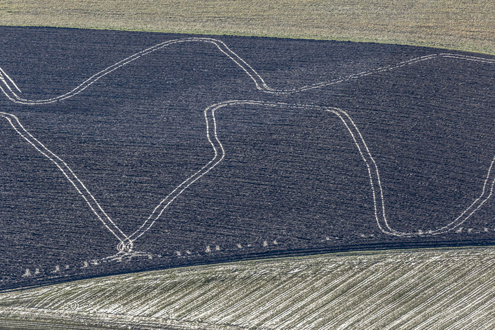 Spuren auf dem gepflügten Acker