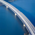 Rotes Auto auf der Autobahnbrücke