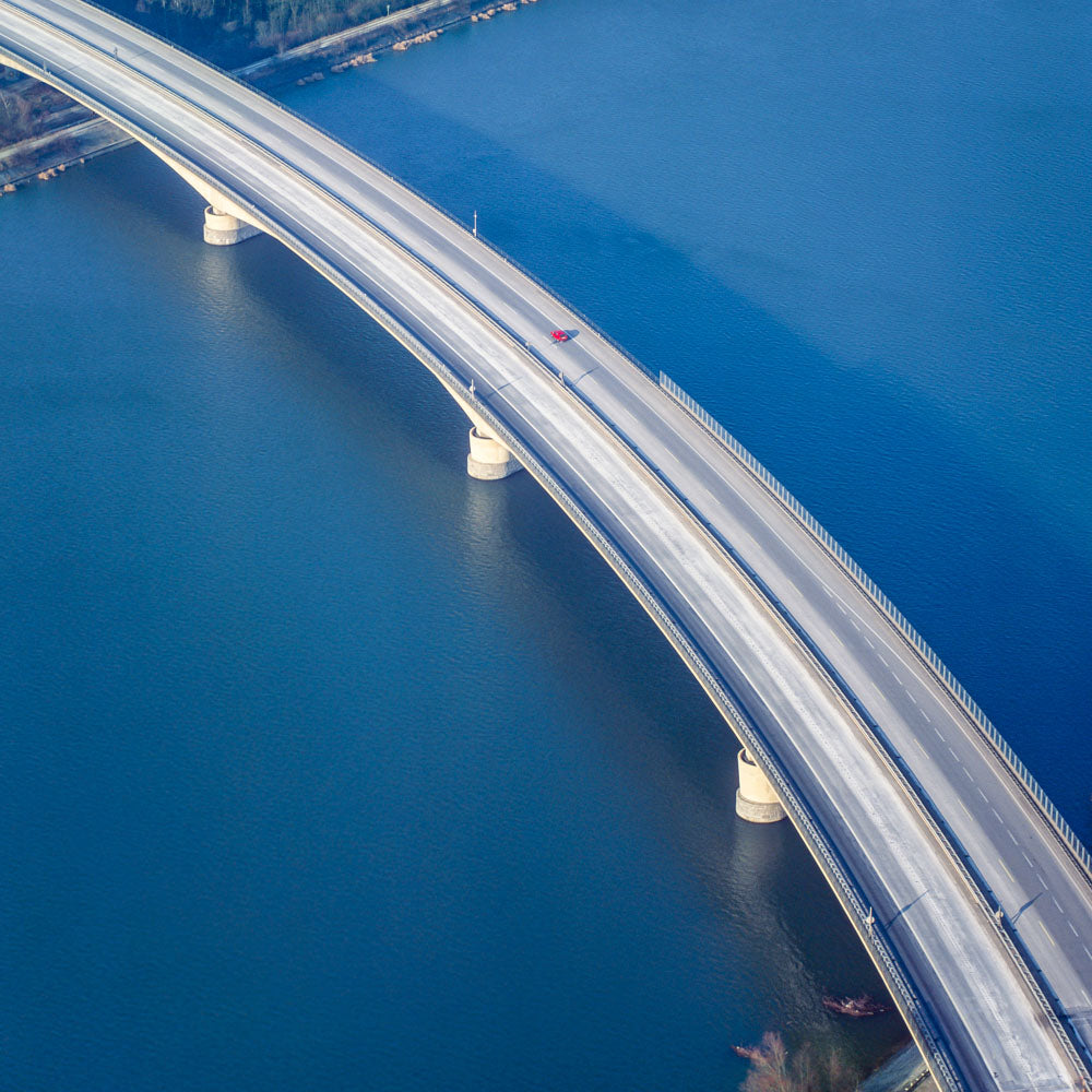 Rotes Auto auf der Autobahnbrücke