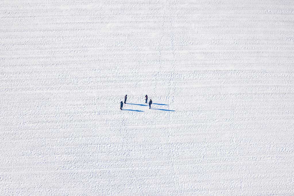 Spaziergänger auf verschneitem Acker
