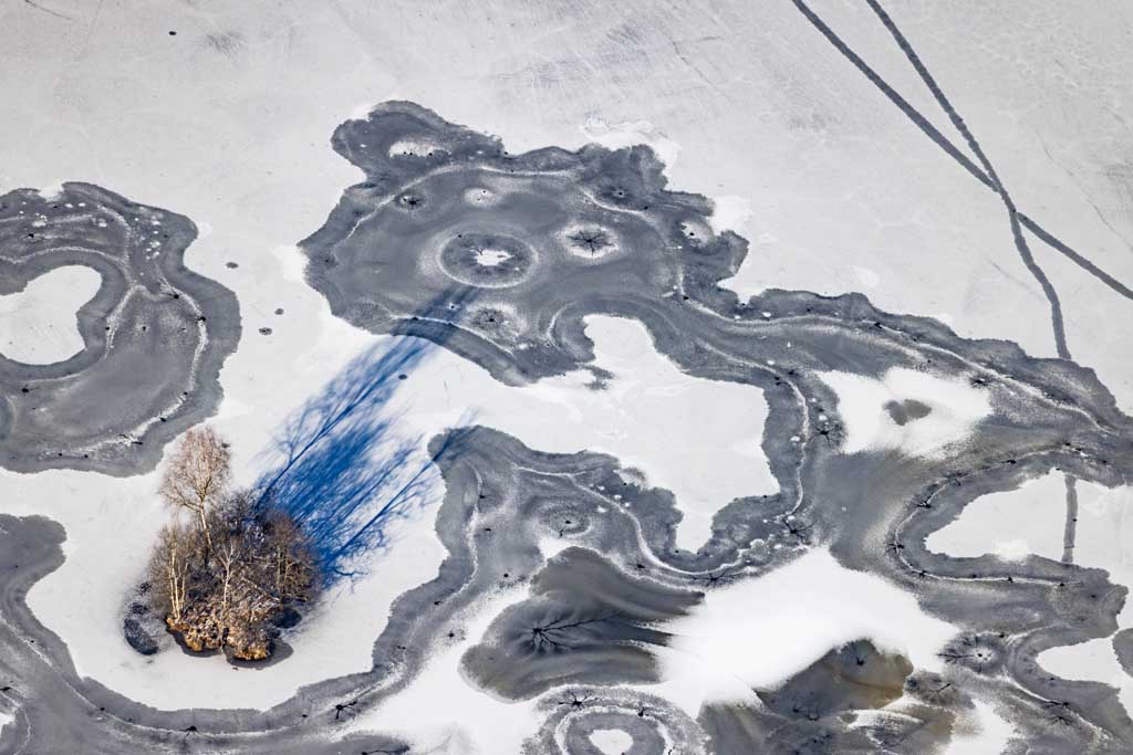 Island in the frozen Great Kettle Lake 