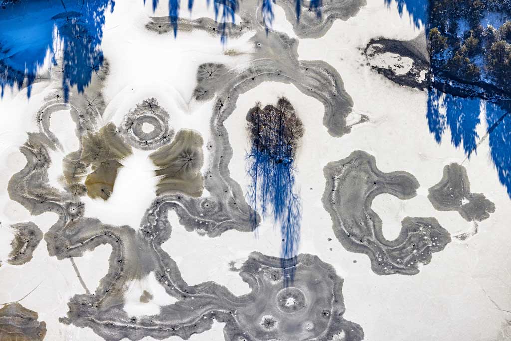 Island in the frozen Great Kettle Lake 