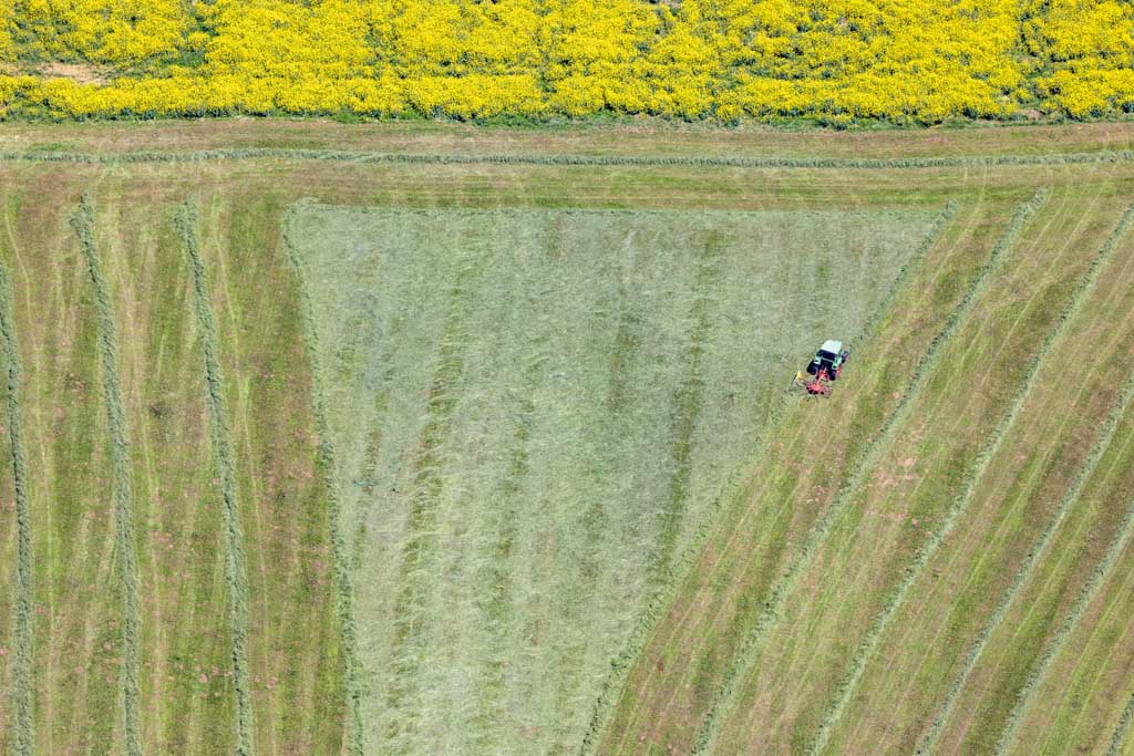 Traktor bei der Feldarbeit