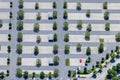 Rotes Auto auf einem Parkplatz am Sonntag