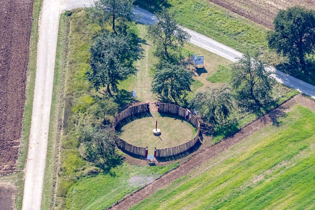Reconstruction of a Stone Age circular ditch enclosure 