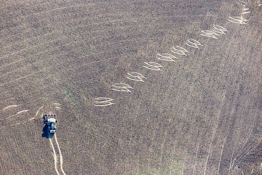Traktor mit Egge hinterlässt Spuren