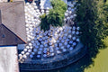 Biergarten unter weißen Sonnenschirmen