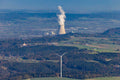 Windkraftwerk vor dem Atomkraftwerk Isar 2