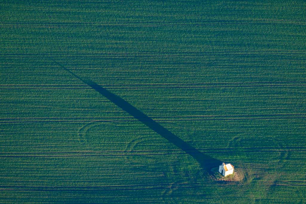 Einsame Feldkapelle mit langem Schatten