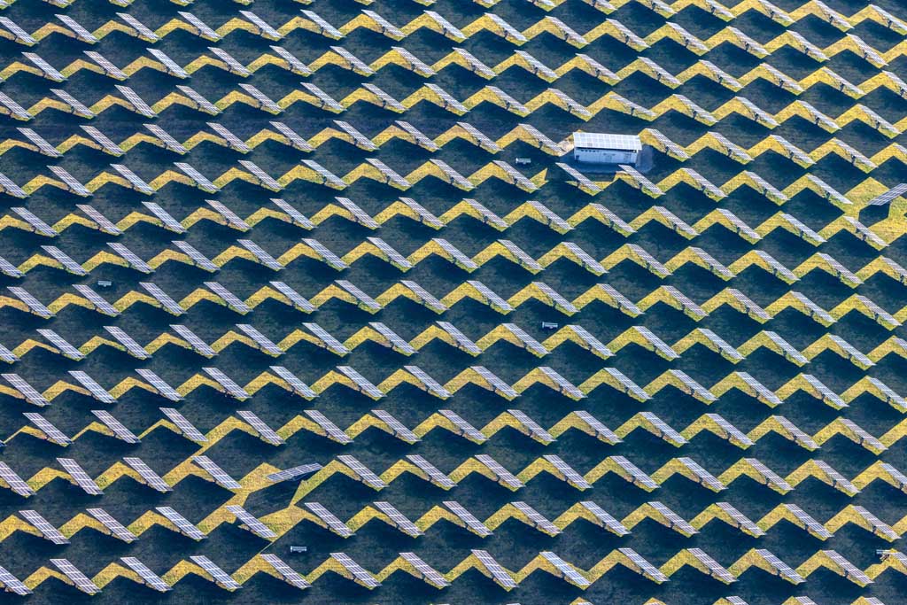 Solar field with dual-axis tracking solar modules 