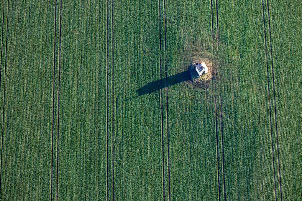 Small field chapel near Thaldorf in a green field 