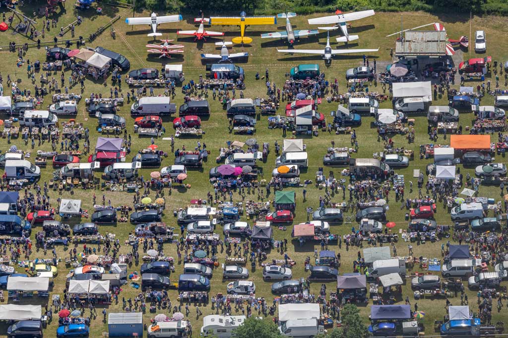 Flohmarkt auf der Landebahn des Flugplatzes Moosburg