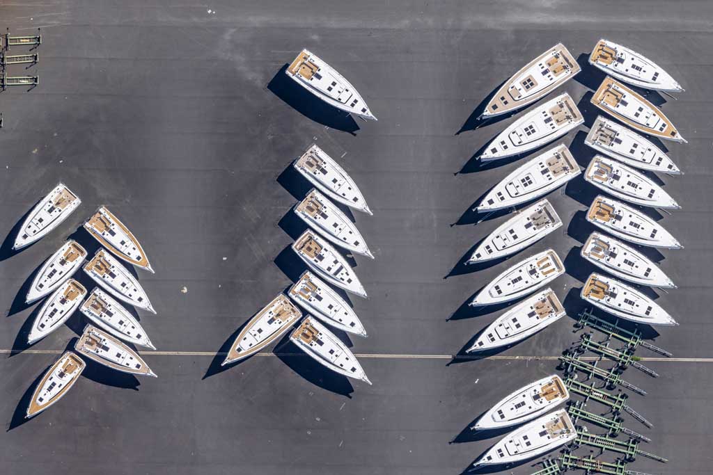 Boote auf dem Asphalt