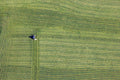 Blauer Traktor bei Mäharbeiten