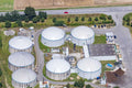 Rotes Auto über Biogasanlage