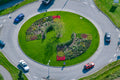 Kreisverkehr mit Blumenbeet