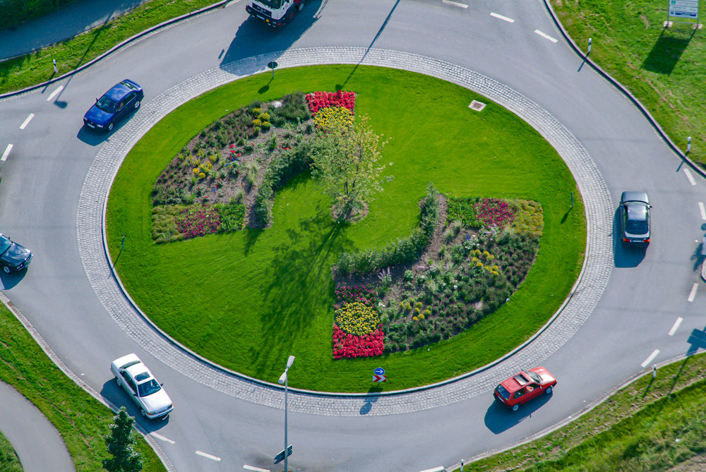 Kreisverkehr mit Blumenbeet