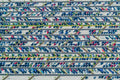 Nur ein gelbes Auto auf dem Parkplatz