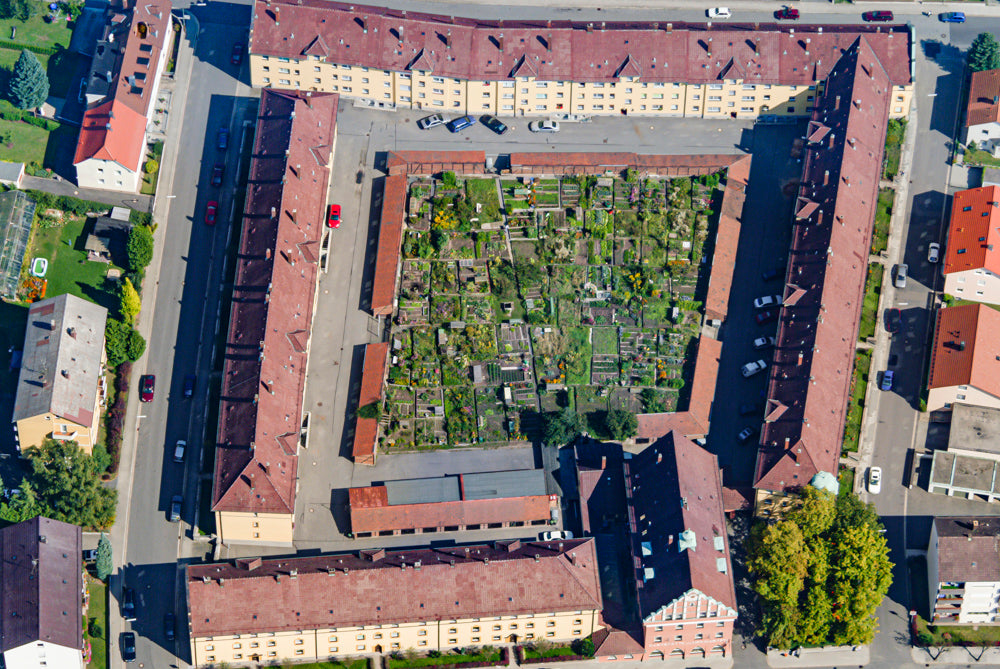 Innenhof mit Schrebergarten