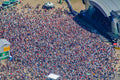 Menschenmenge vor der Bühne beim Musikfestival SOUTHSIDE 2003