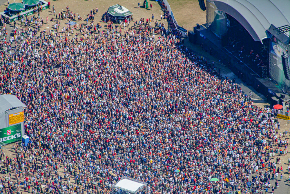 Menschenmenge vor der Bühne beim Musikfestival SOUTHSIDE 2003