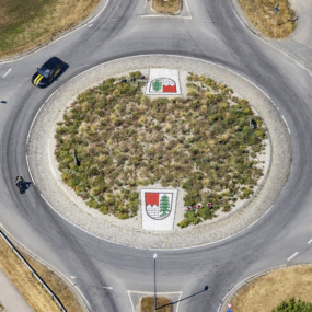 Auto mit GoFasterStripes im Kreisverkehr - Klaus Leidorf