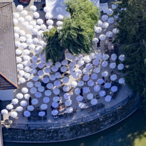 Biergarten unter weißen Sonnenschirmen - Klaus Leidorf