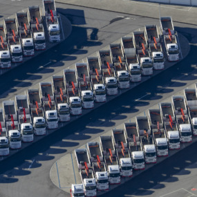 Drei Reihen LKWs im Gewerbepark Süd - Klaus Leidorf