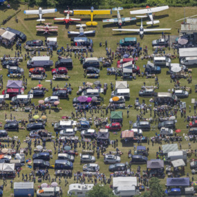 Flohmarkt auf der Landebahn des Flugplatzes Moosburg - Klaus Leidorf