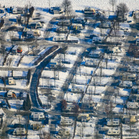 Luftaufnahme vom Campingplatz Dreiquellenbad in Griesbach im Rottal im Winter. - Klaus Leidorf